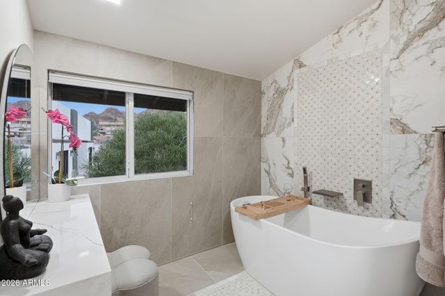 2221 E VISTA Avenue, Phoenix, AZ 85020