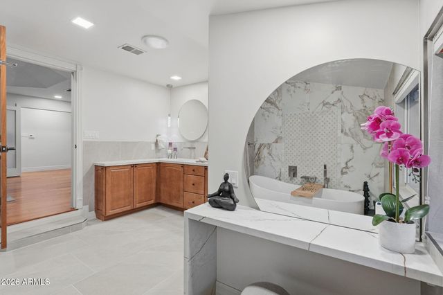 2221 E VISTA Avenue, Phoenix, AZ 85020