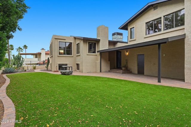 2221 E VISTA Avenue, Phoenix, AZ 85020