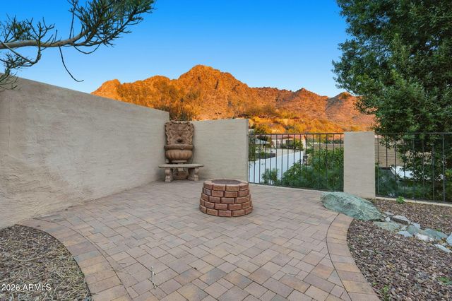 2221 E VISTA Avenue, Phoenix, AZ 85020