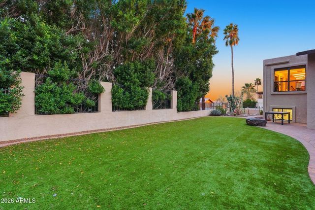 2221 E VISTA Avenue, Phoenix, AZ 85020