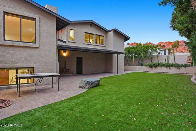 2221 E VISTA Avenue, Phoenix, AZ 85020