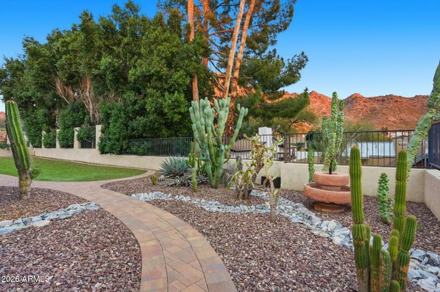 2221 E VISTA Avenue, Phoenix, AZ 85020