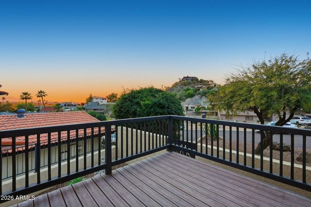 2221 E VISTA Avenue, Phoenix, AZ 85020