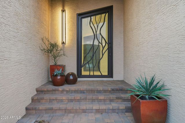 2221 E VISTA Avenue, Phoenix, AZ 85020