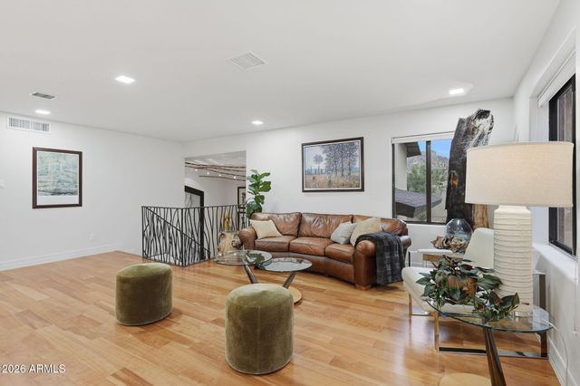 2221 E VISTA Avenue, Phoenix, AZ 85020