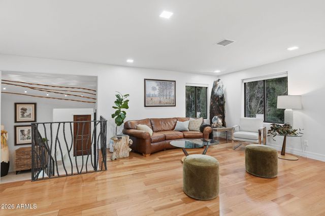 2221 E VISTA Avenue, Phoenix, AZ 85020