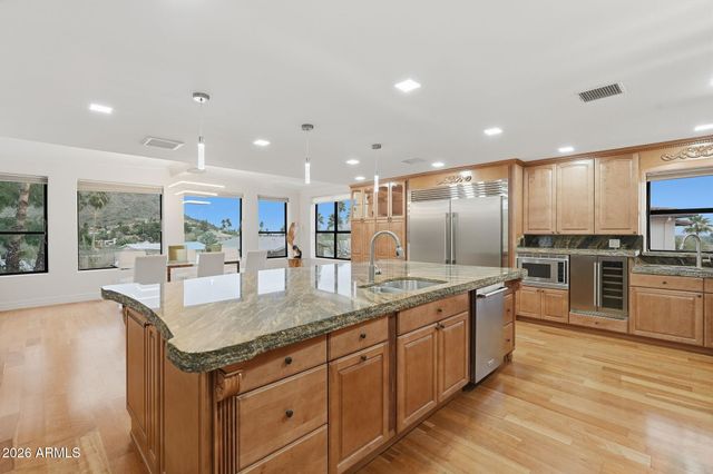 2221 E VISTA Avenue, Phoenix, AZ 85020