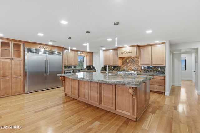 2221 E VISTA Avenue, Phoenix, AZ 85020