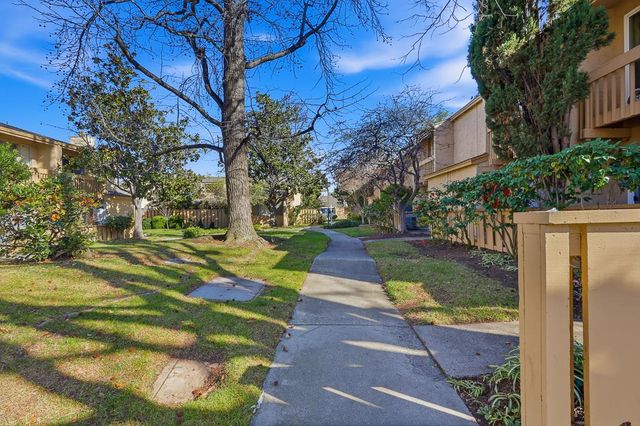 125 Connemara Way 32, Sunnyvale, CA 94087