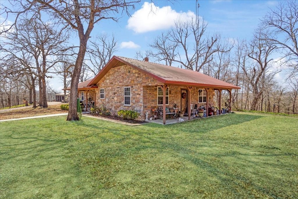 1966 County Road 2980, Windom, TX 75492