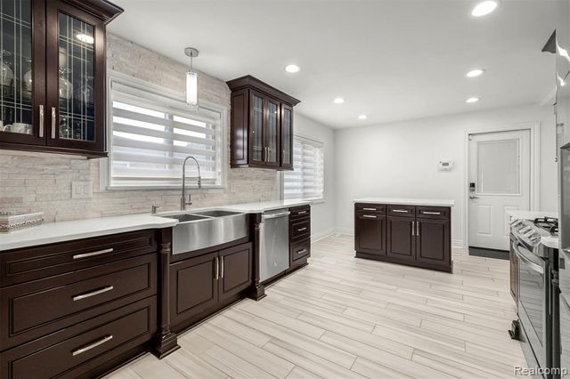 27057 Simone Street, Dearborn Heights, MI 48127