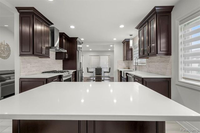 27057 Simone Street, Dearborn Heights, MI 48127