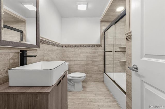 27057 Simone Street, Dearborn Heights, MI 48127