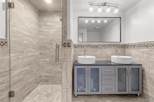 27057 Simone Street, Dearborn Heights, MI 48127