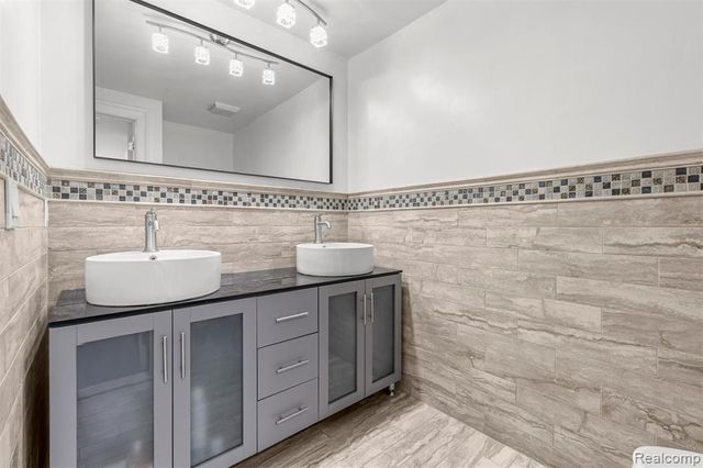 27057 Simone Street, Dearborn Heights, MI 48127
