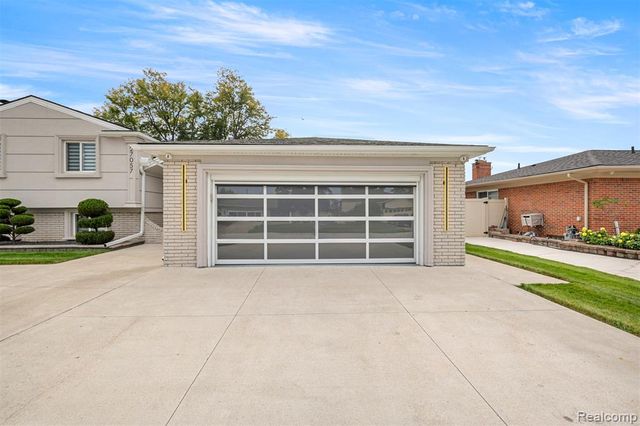 27057 Simone Street, Dearborn Heights, MI 48127