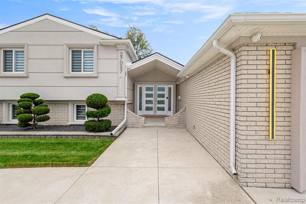27057 Simone Street, Dearborn Heights, MI 48127