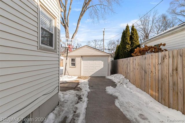 2076 Thomas Avenue, Berkley, MI 48072