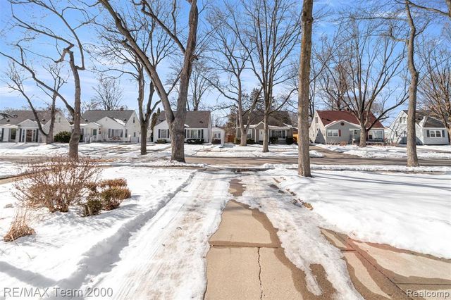 2076 Thomas Avenue, Berkley, MI 48072