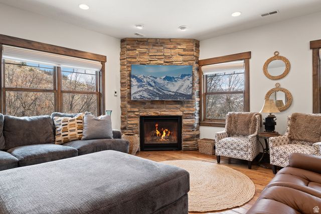 121 N OAKWOOD CIR, Springville, UT 84663