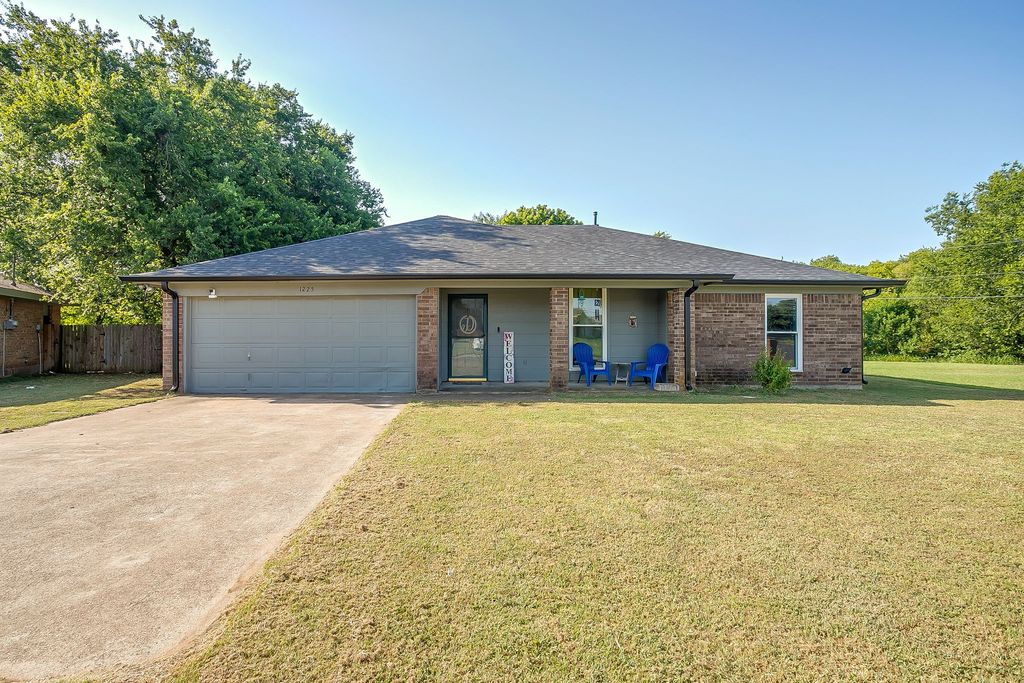 1225 Sandstone Drive, Cleburne, TX 76033 — exterior
