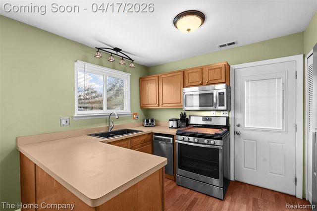 23410 Kenmore Avenue, Flat Rock, MI 48134