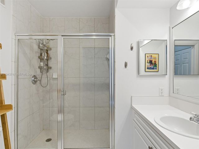 6861 SW 44th St 304, Miami, FL 33155