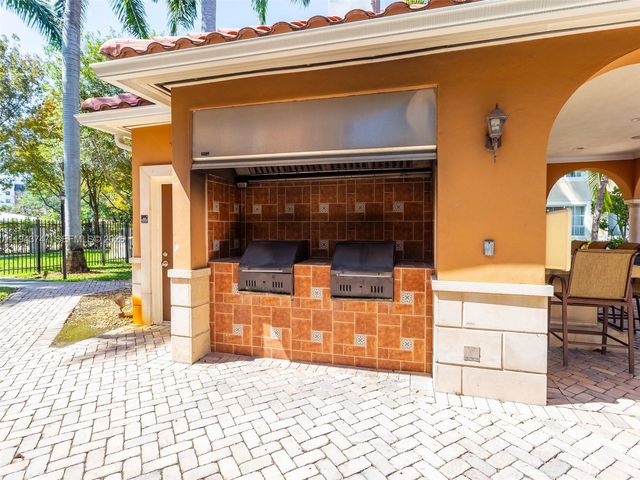 6861 SW 44th St 304, Miami, FL 33155