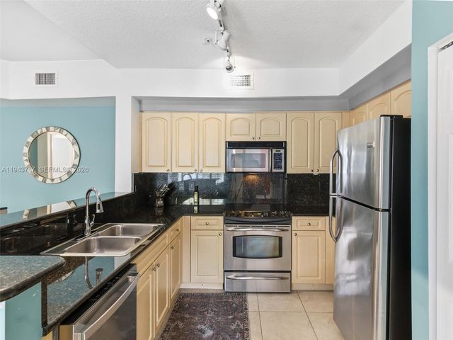 6861 SW 44th St 304, Miami, FL 33155