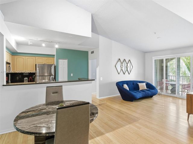 6861 SW 44th St 304, Miami, FL 33155