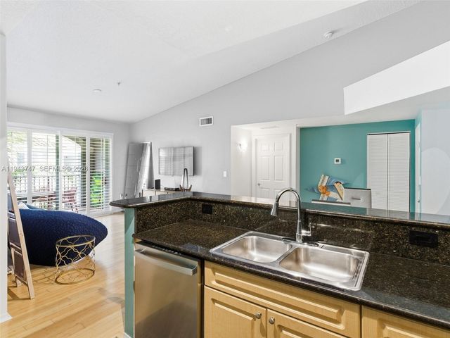 6861 SW 44th St 304, Miami, FL 33155