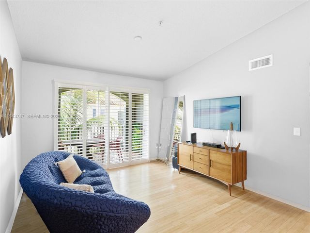 6861 SW 44th St 304, Miami, FL 33155