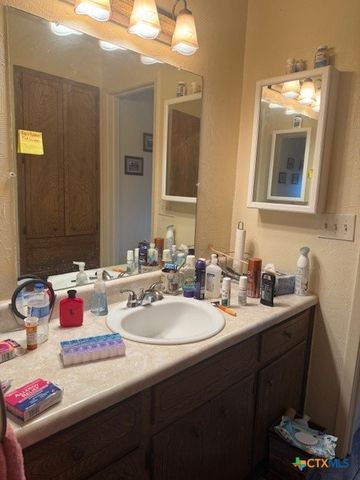 910 E Avenue I, Lampasas, TX 76550