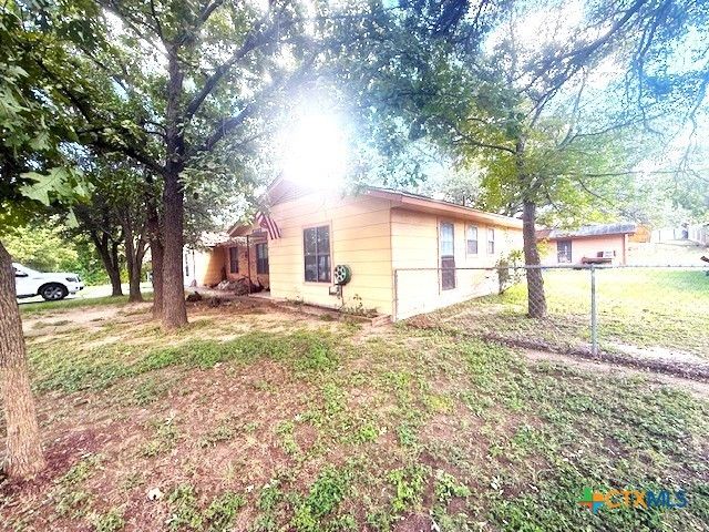 910 E Avenue I, Lampasas, TX 76550