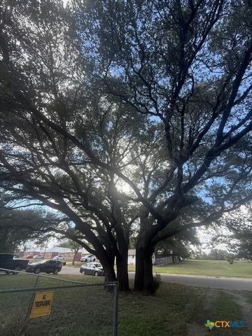 910 E Avenue I, Lampasas, TX 76550