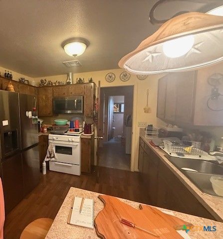 910 E Avenue I, Lampasas, TX 76550