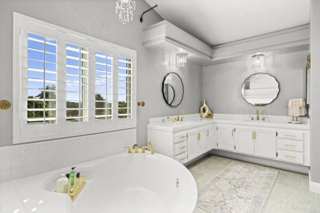 1359 Corte Alveo, Oceanside, CA 92057