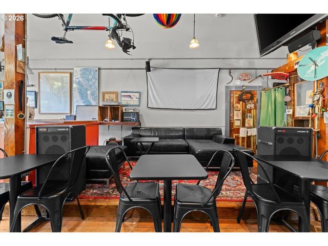 3039 Se STARK St, Portland, OR 97214