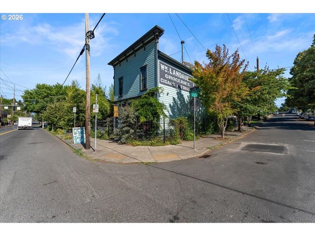 3039 Se STARK St, Portland, OR 97214