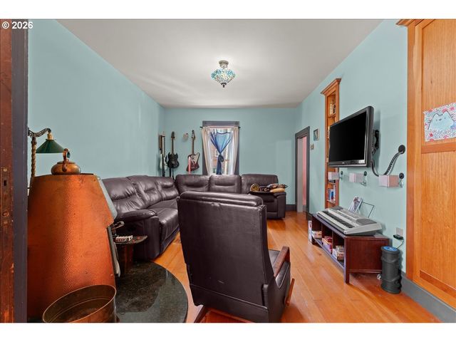 3039 Se STARK St, Portland, OR 97214