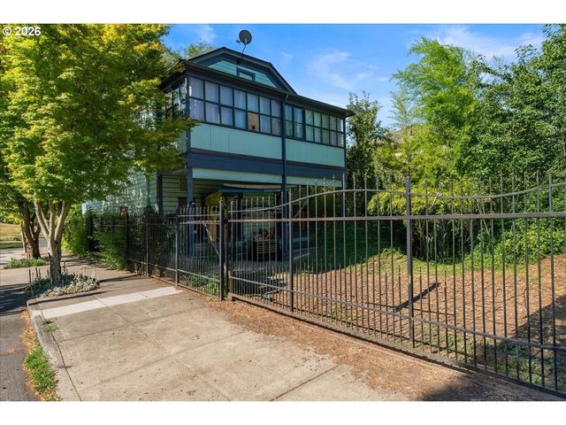3039 Se STARK St, Portland, OR 97214