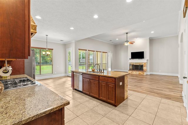 818 Commons Lake Edge Drive, Huffman, TX 77336