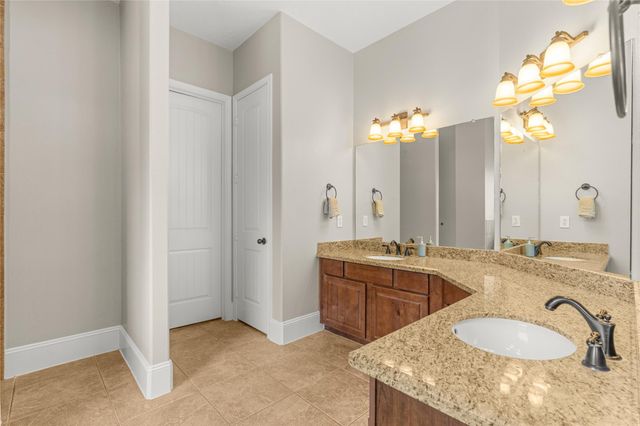 818 Commons Lake Edge Drive, Huffman, TX 77336
