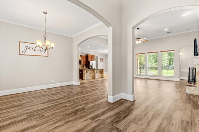 818 Commons Lake Edge Drive, Huffman, TX 77336