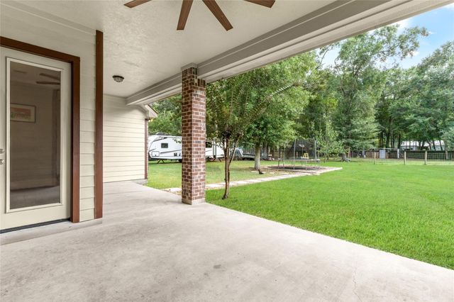 818 Commons Lake Edge Drive, Huffman, TX 77336