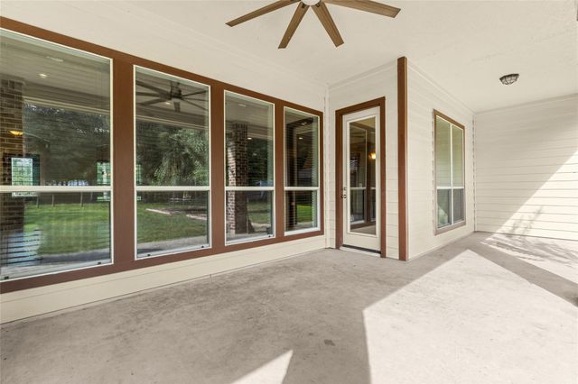 818 Commons Lake Edge Drive, Huffman, TX 77336