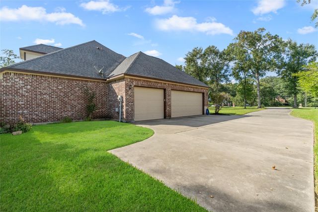 818 Commons Lake Edge Drive, Huffman, TX 77336