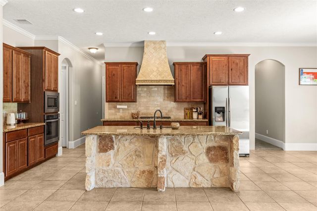 818 Commons Lake Edge Drive, Huffman, TX 77336