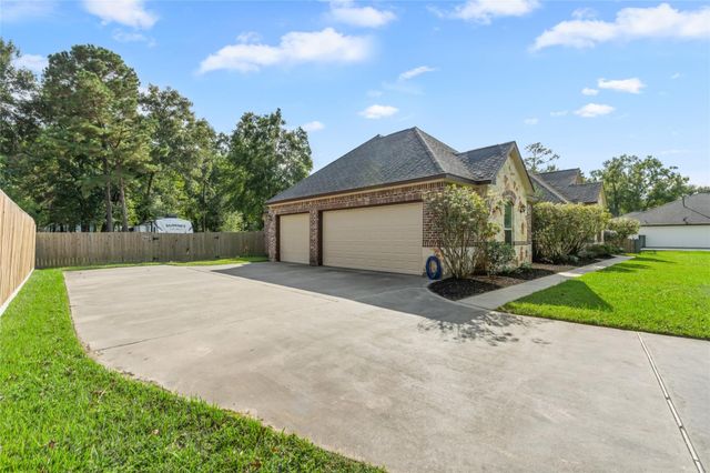 818 Commons Lake Edge Drive, Huffman, TX 77336